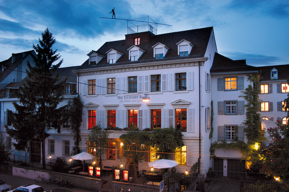 Das Hotel "Der Teufelhof" am Abend. Credits: Der Teufelhof