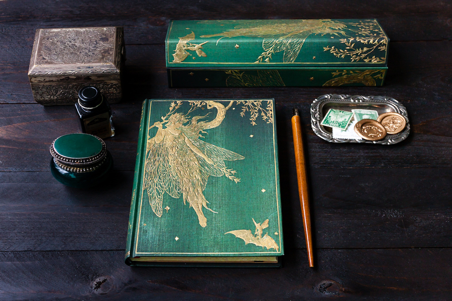 Paperblanks: Wesen aus anderen Sphären auf Notizbuch "Olive Fairy" und passender Stiftbox. Credits: Paperblanks