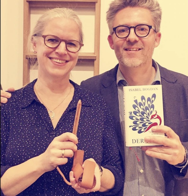 Frank Pressentin und Isabel Bogdan nach der Lesung aus Bogdans Buch "Der Pfau" in der Writers' Lounge. Credit: Elbwood