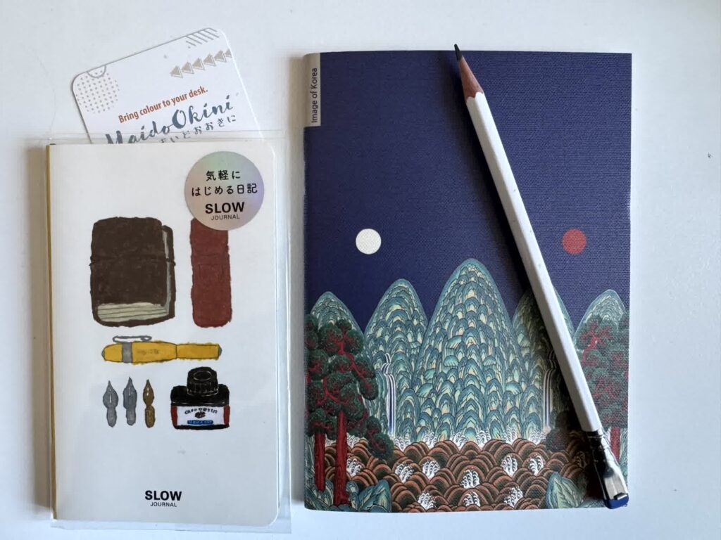 Alltagsbegleiter: Japanisches Slow Journal (Greeting Life, Inc.), gesehen bei Maido Okini, Berlin. 
Koreanisches Notizbuch (Design GAANCHE) aus dem National Museum of Korea, Seoul